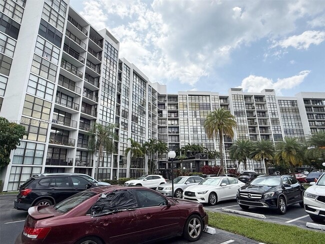 800 Parkview Dr in Hallandale Beach, FL - Building Photo - Building Photo