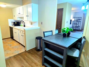 3034 SW Lydia Ave, Unit 211 in Topeka, KS - Foto de edificio - Building Photo