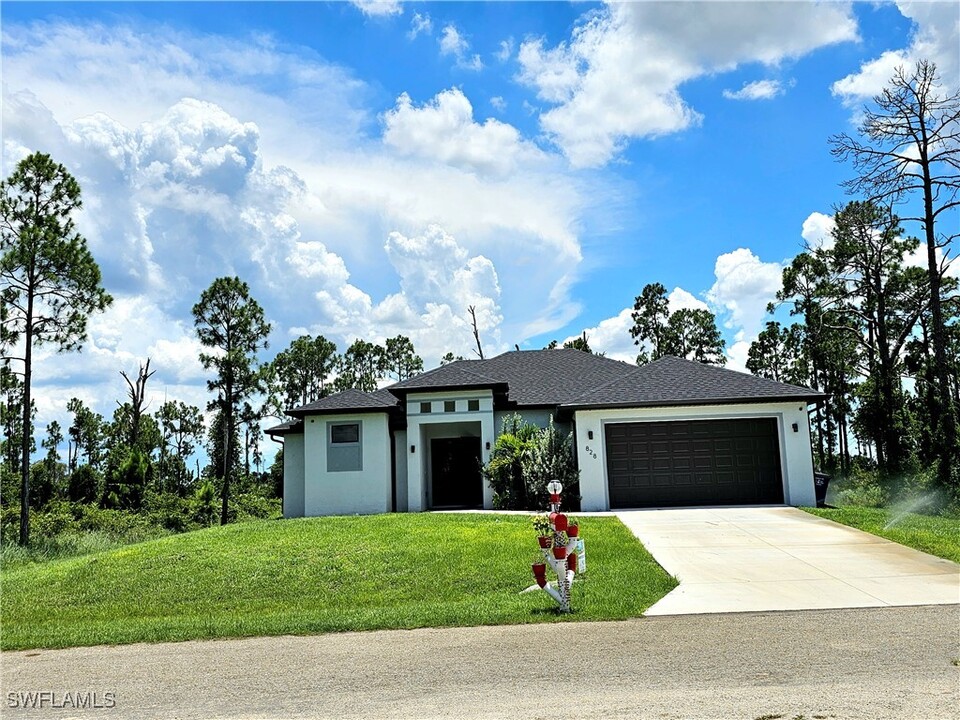 828 Vance St E in Lehigh Acres, FL - Building Photo