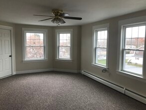 5 Greystone Ave, Unit 3F in Webster, MA - Foto de edificio - Building Photo