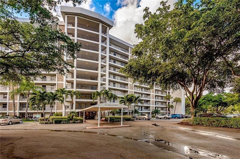 625 Oaks Dr in Pompano Beach, FL - Building Photo