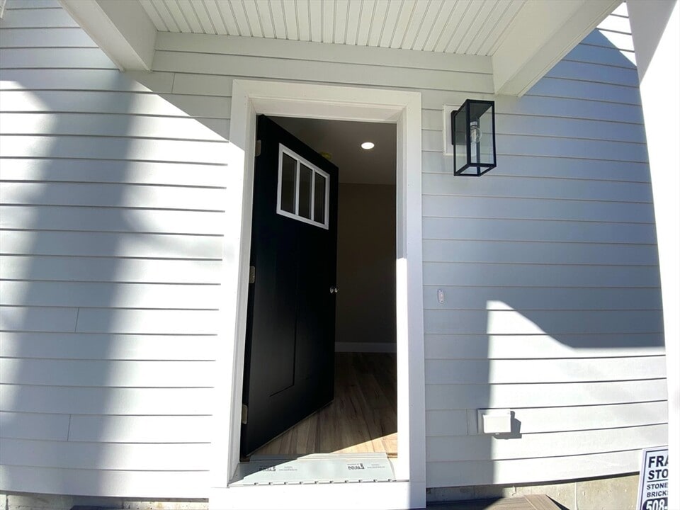 152 W Main St in Millbury, MA - Building Photo