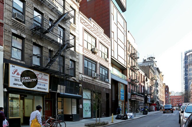 32 Orchard St in New York, NY - Building Photo - Building Photo
