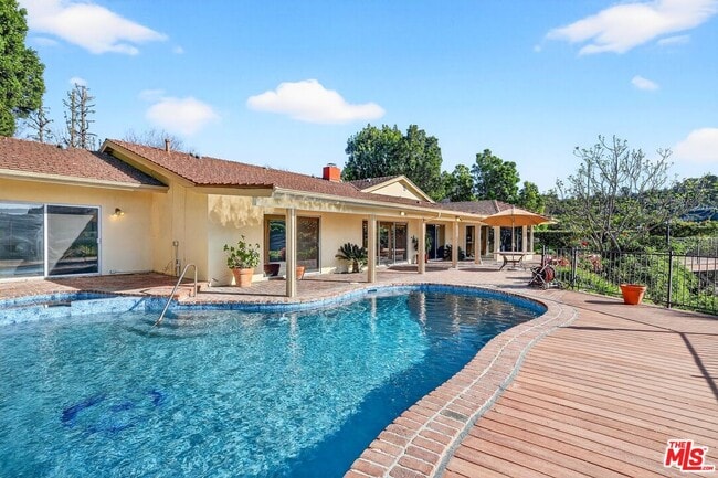 3713 Dellvale Pl in Los Angeles, CA - Building Photo - Building Photo