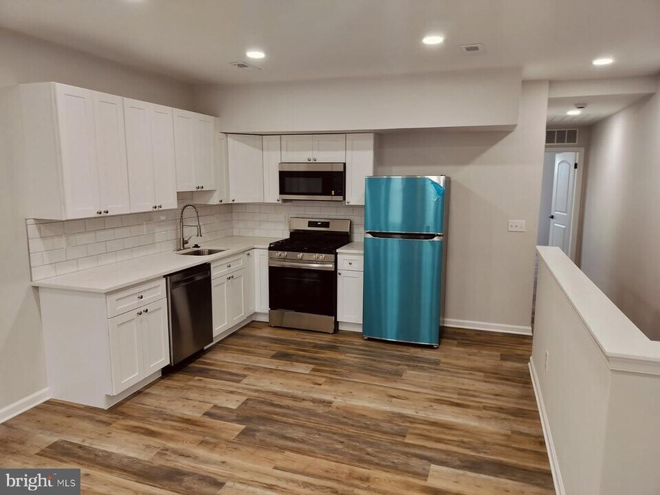 1747 W Passyunk Ave in Philadelphia, PA - Building Photo