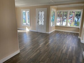 1302 Manzanita St in Los Angeles, CA - Building Photo - Building Photo