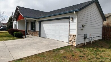 2133 NE 6th St in Redmond, OR - Building Photo - Building Photo