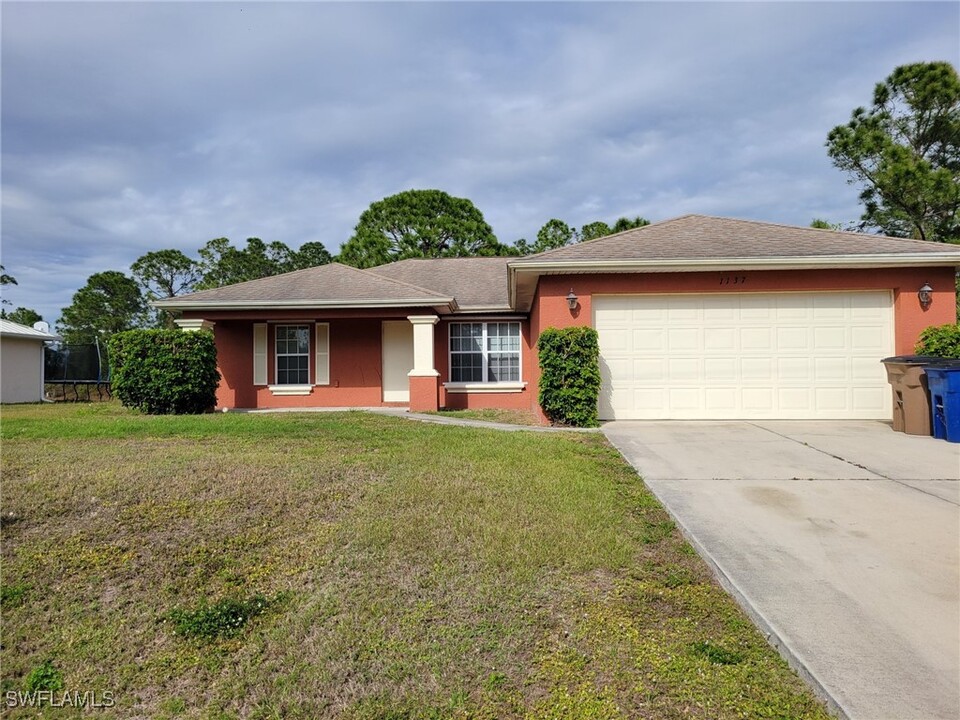 1137 Deauville St E in Lehigh Acres, FL - Building Photo