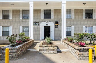 Casa Grande Apartments in Houston, TX - Building Photo - Building Photo