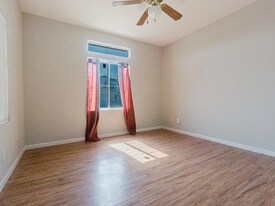 4255 E Morada Ln in Stockton, CA - Building Photo