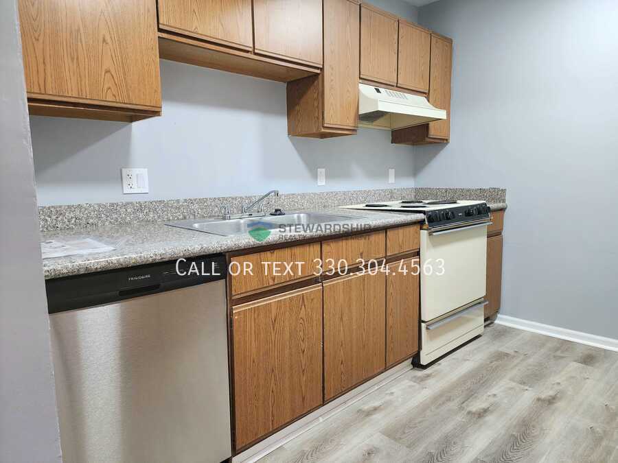 693 Carroll St in Akron, OH - Building Photo