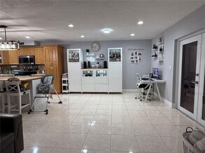 7151 W 3rd Ct in Hialeah, FL - Foto de edificio - Building Photo