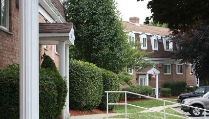 Rocky Knoll Apartments in Washingtonville, NY - Foto de edificio