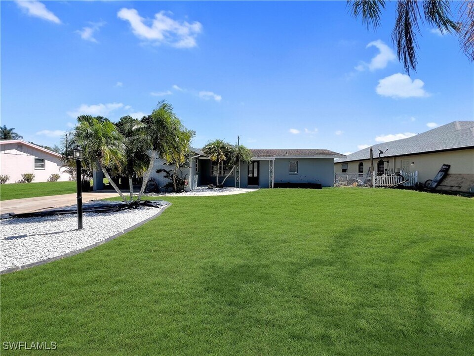 2210 Parkview Dr in Ft. Myers, FL - Building Photo