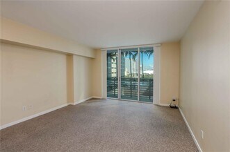 325 S Biscayne Blvd, Unit 2820 in Miami, FL - Building Photo - Building Photo