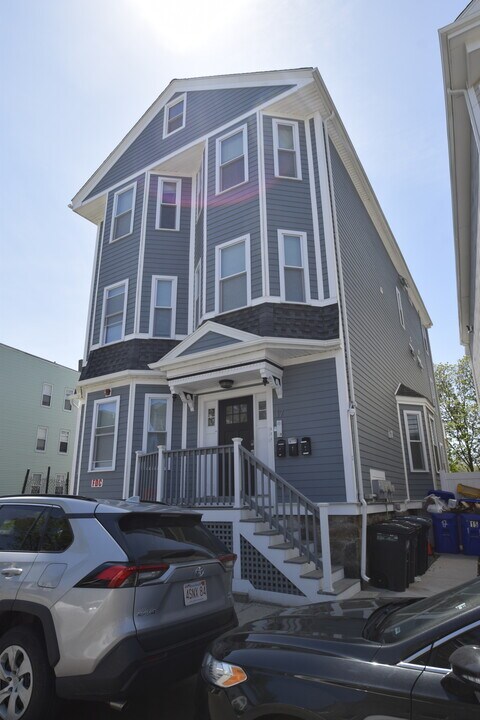17 Maywood St, Unit 2 in Boston, MA - Foto de edificio