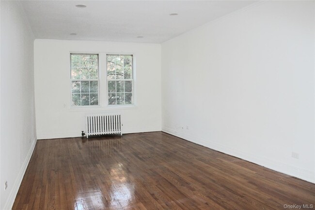 1 Ash Pl in Great Neck, NY - Building Photo - Building Photo