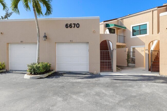 6670 Villa Sonrisa Dr in Boca Raton, FL - Building Photo - Building Photo