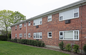 Fairfield Courtyard South at Bay Shore in Bay Shore, NY - Building Photo - Building Photo