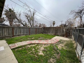 411 Ray St in Bakersfield, CA - Building Photo - Building Photo