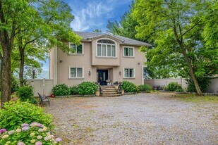 18 Deans Ln in Bayville, NY - Building Photo