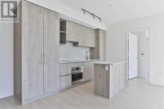 1 Yorkville Ave in Toronto, ON - Building Photo - Building Photo