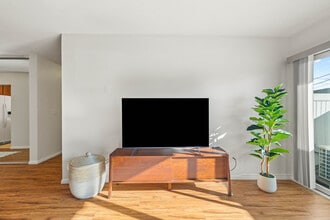 3030 Suncrest Dr in San Diego, CA - Building Photo - Building Photo