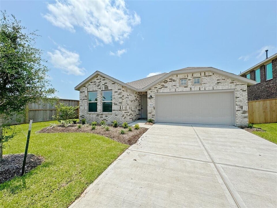 1626 Red Oak Dr in Rosenberg, TX - Building Photo