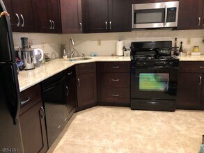 151 Gregory Ln in Franklin Township, NJ - Foto de edificio - Building Photo