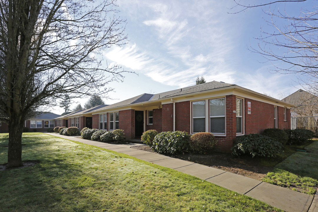 Irvington Court in Portland, OR - Building Photo