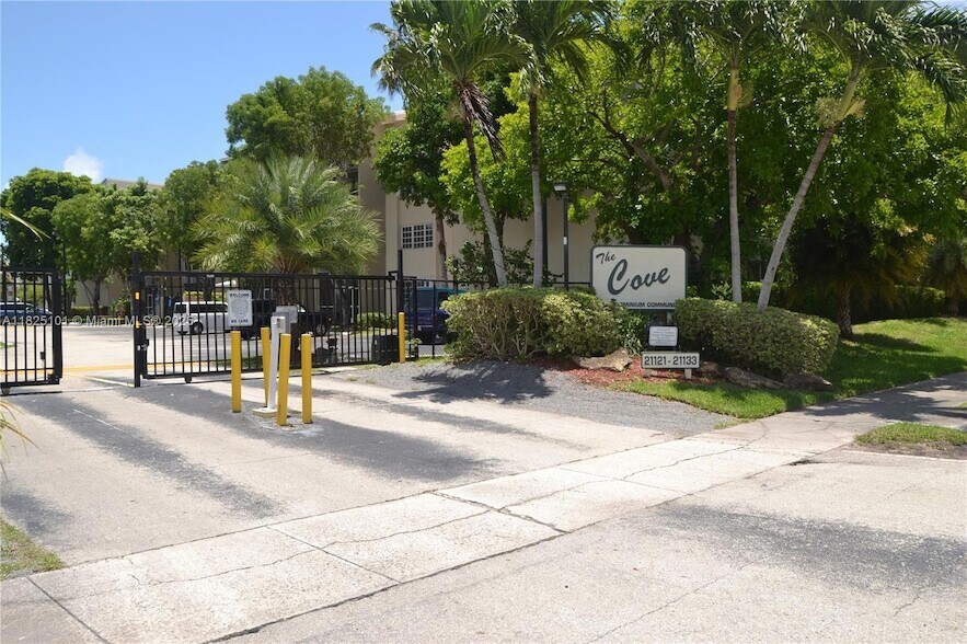 21133 SW 85th Ave, Unit 209 in Cutler Bay, FL - Building Photo