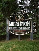 7022 Hubbard Ave in Middleton, WI - Foto de edificio - Building Photo