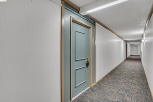 490 N Civic Dr in Walnut Creek, CA - Building Photo