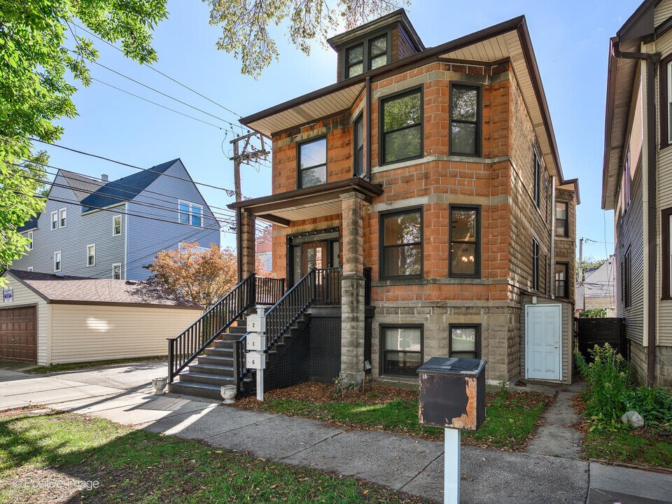 2415 W Warner Ave in Chicago, IL - Building Photo