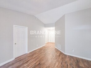 2050 Tudor Dr in Mcdonough, GA - Foto de edificio - Building Photo