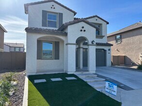 2345 E Castanets Dr in Gilbert, AZ - Foto de edificio - Building Photo