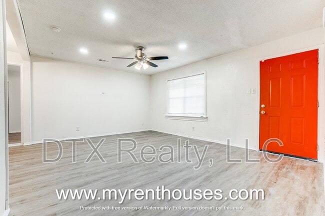 5869 Bluffman Dr in Dallas, TX - Building Photo - Building Photo