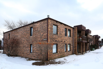 Pleasant Run Condo in Wheeling, IL - Building Photo - Building Photo