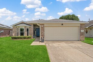 3330 Red Cedar Dr in Baytown, TX - Building Photo