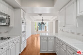 575 S Barrington Ave in Los Angeles, CA - Building Photo - Building Photo