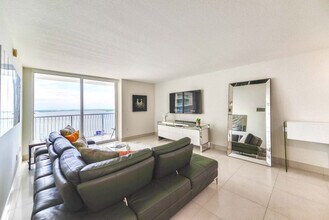 1200 Brickell Bay Dr in Miami, FL - Foto de edificio - Building Photo