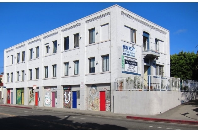 101 Dudley Ave in Venice, CA - Building Photo