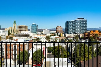 2783 Francis Ave in Los Angeles, CA - Foto de edificio - Interior Photo
