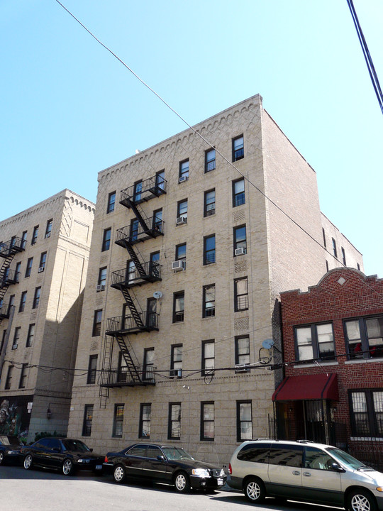 1064 Manor Ave in Bronx, NY - Building Photo