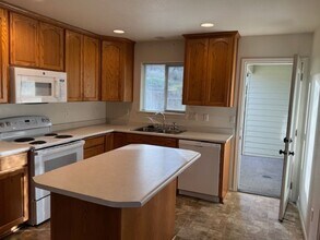 3897 Arrowhead Dr in Medford, OR - Building Photo - Building Photo