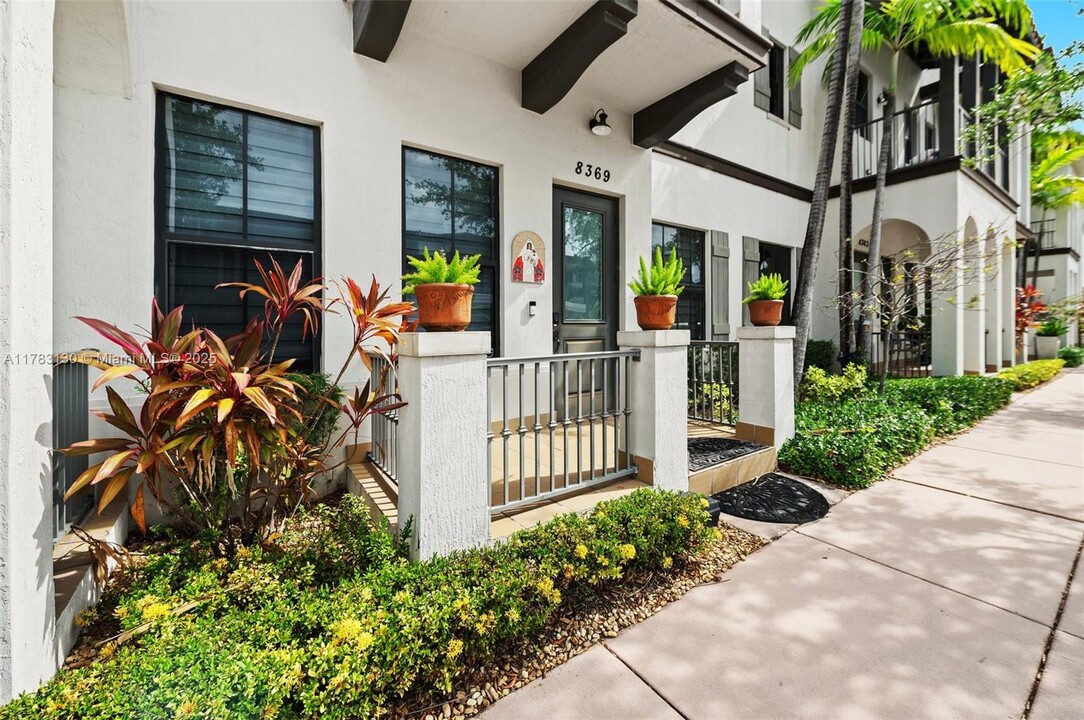8369 NW 51st Terrace in Doral, FL - Building Photo