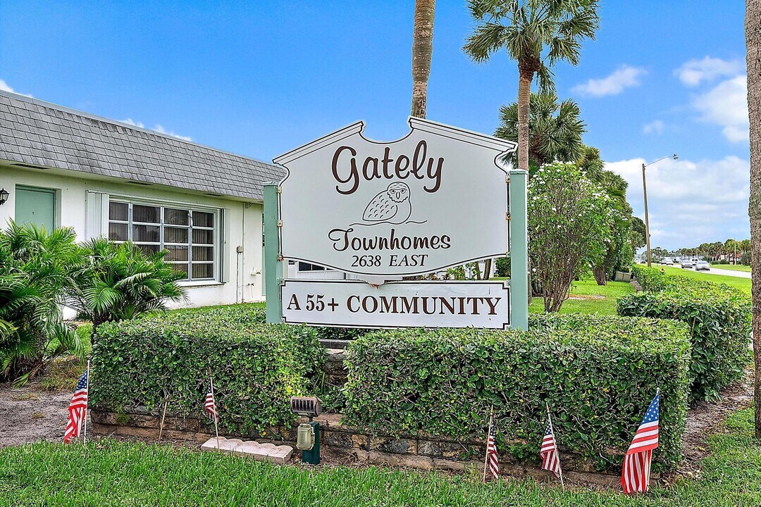 2638 Gately Dr E in West Palm Beach, FL - Building Photo