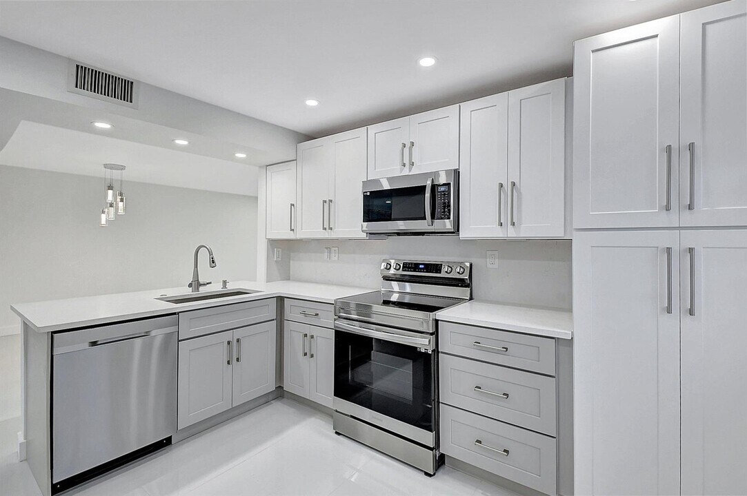 15378 Lakes of Delray Blvd, Unit TROWBRIDGE A COND in Delray Beach, FL - Building Photo