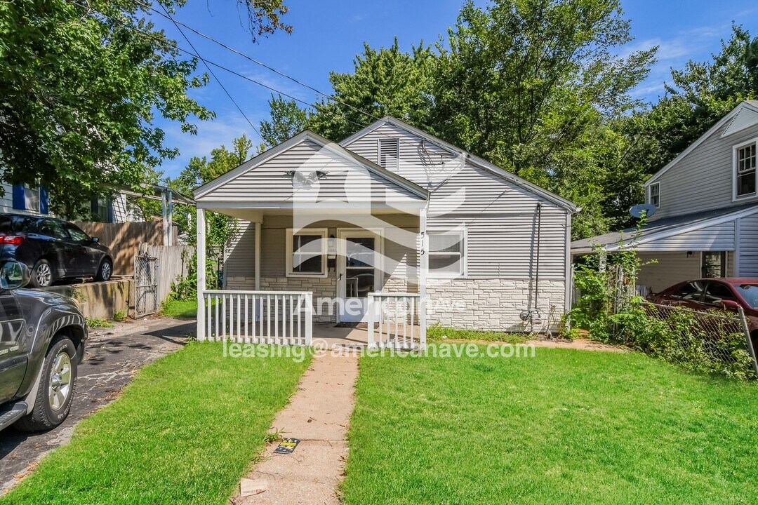 515 Chambers Rd in Ferguson, MO - Building Photo