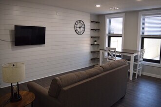 113 N Cedar Ave, Unit Apt 1 in Owatonna, MN - Building Photo - Building Photo